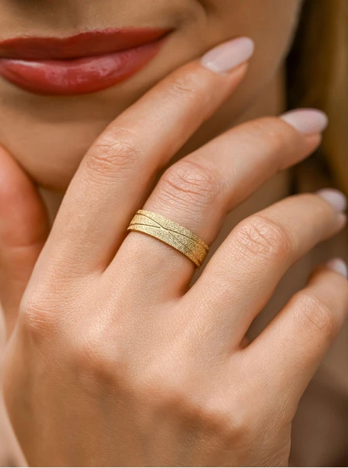 Obrączka piaskowana z nacięciami, kolor złoty S404156Z00