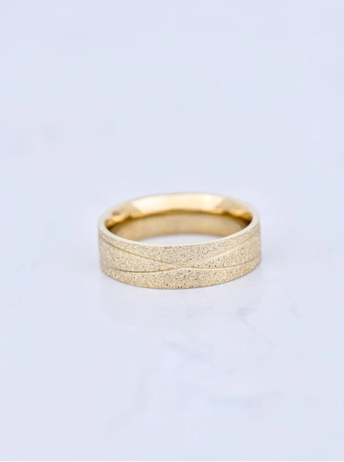 Obrączka piaskowana z nacięciami, kolor złoty S404156Z00