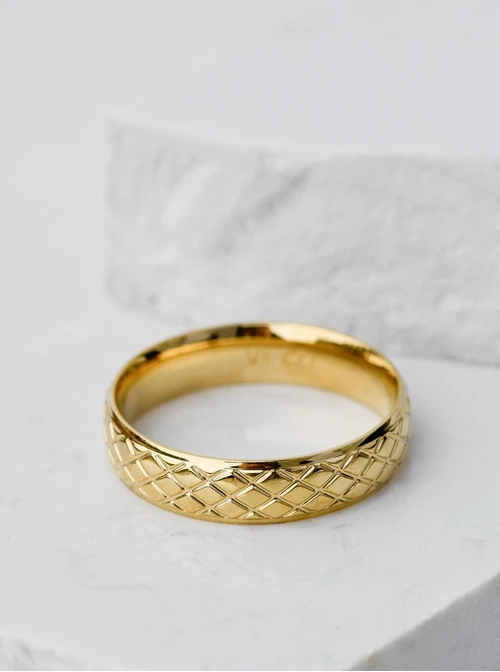  Obrączka unisex z symetrycznym wzorem, kolor złoty S404179Z00