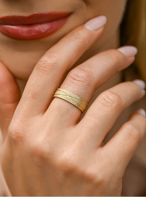 Obrączka piaskowana z nacięciami, kolor złoty S404156Z00