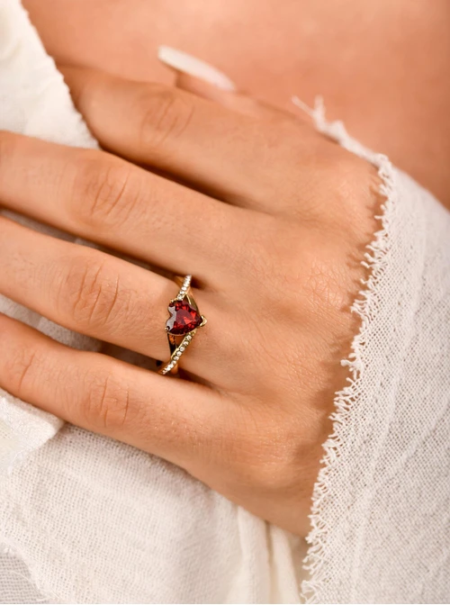 Pierścionek czerwone serce, kryształki, złoty S404139Z03