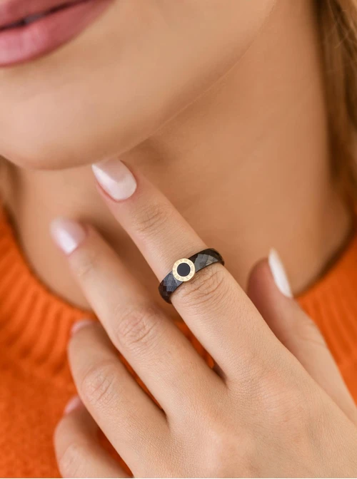 Pierścionek fasetowany, ceramiczny, czarny C404129Z01