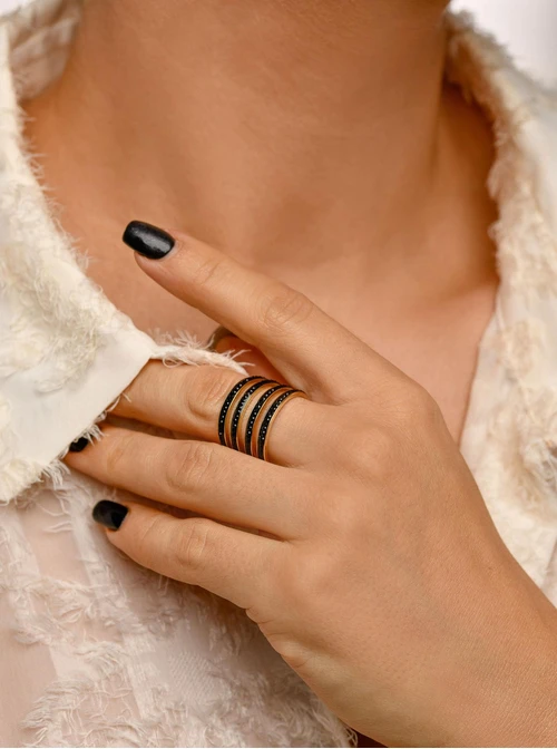 Pierścionek szeroki z czarnymi kryształkami, złoty S404312Z01