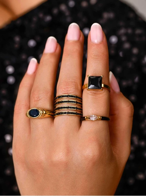 Pierścionek szeroki z czarnymi kryształkami, złoty S404312Z01