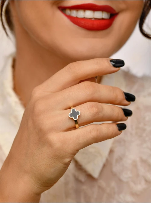 Pierścionek z czarna koniczynką, złoty S404319Z01