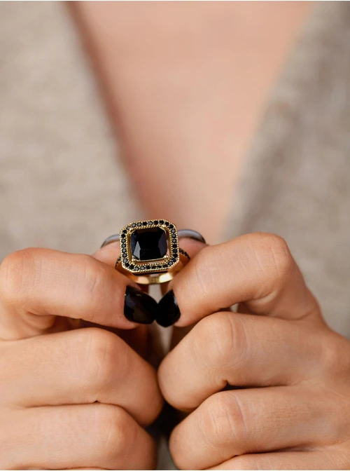 Pierścionek z czarnym kwadratowym kryształem, złoty S404137Z01