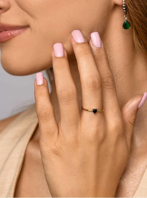 Pierścionek kryształek, czarne serduszko, złoty S406676Z01