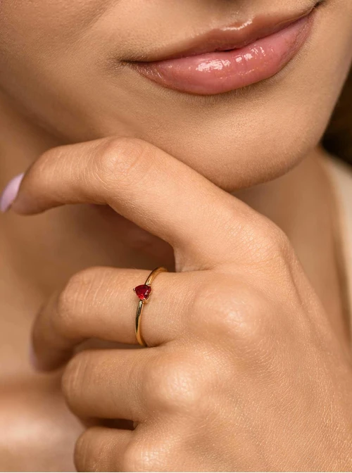 Pierścionek kryształek, czerwone serduszko, złoty S406675Z03