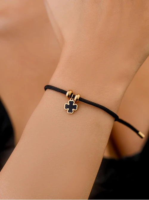 Bransoletka z czarną koniczynką, stal pozłacana S108500Z01