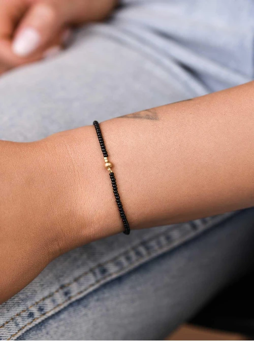Bransoletka czarne koraliki, kulka, stal pozłacana S109371Z01