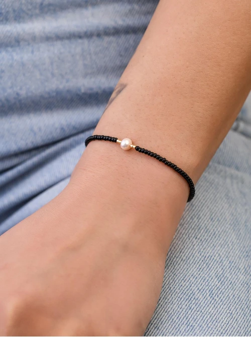 Bransoletka czarne koraliki, perła, stal pozłacana S109370Z01