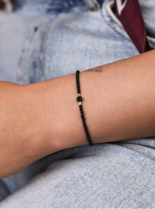 Bransoletka czarne koraliki, stal pozłacana S109372Z01
