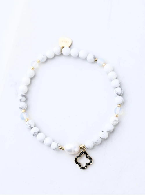 Bransoletka koniczynka, perełka, Howlit, stal pozłacana S109395Z01