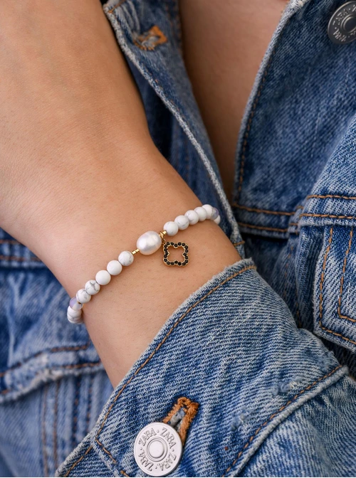 Bransoletka koniczynka, perełka, Howlit, stal pozłacana S109395Z01