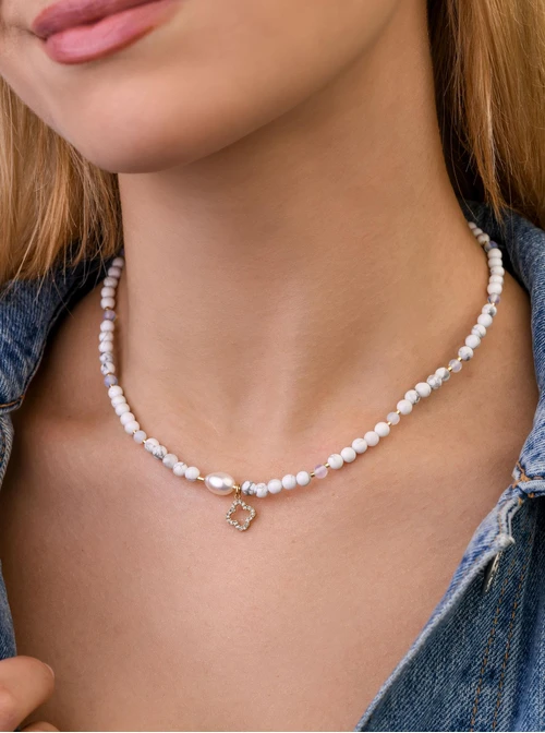 Choker koniczynka, perła, Howlit, stal pozłacana S309415Z02