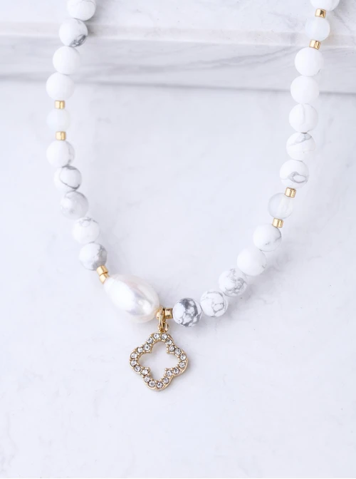 Choker koniczynka, perła, Howlit, stal pozłacana S309415Z02