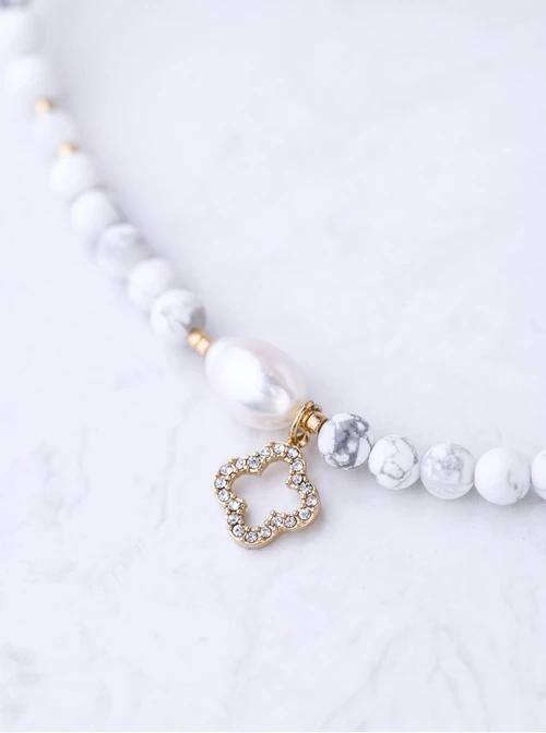 Choker koniczynka, perła, Howlit, stal pozłacana S309415Z02