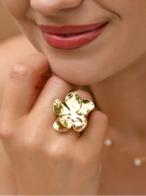 Pierścionek regulowany, młotkowany kwiat, stal pozłacana S409547Z00-0