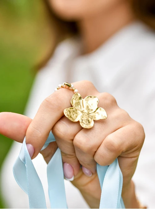 Pierścionek regulowany, młotkowany kwiat, stal pozłacana S409547Z00-0