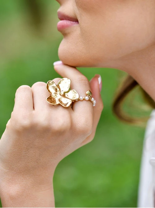 Pierścionek regulowany, młotkowany kwiat, stal pozłacana S409547Z00-0