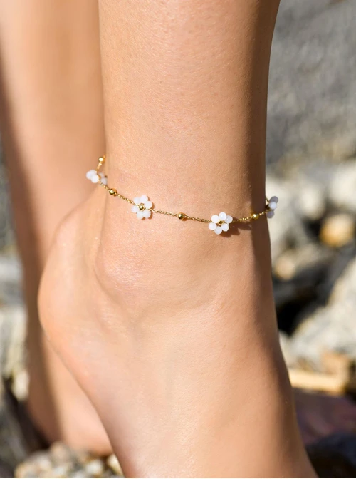 Bransoletka na kostkę, białe kwiatuszki, stal pozłacana S109634Z02