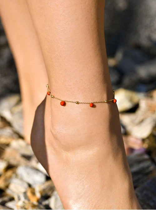 Bransoletka na kostkę, czerwone kuleczki, stal pozłacana S109635Z03