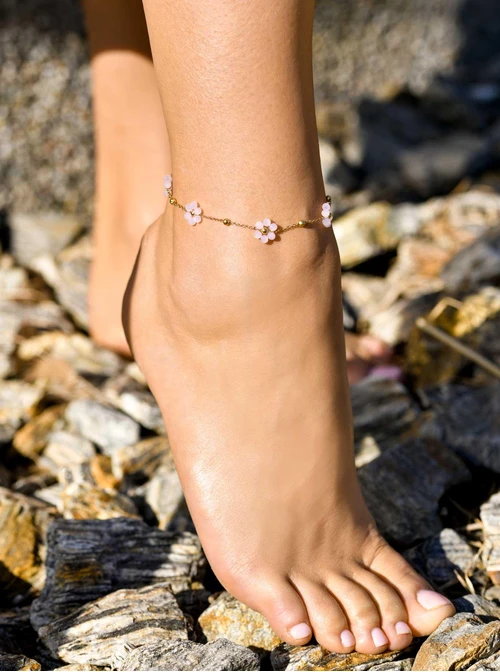 Bransoletka na kostkę, różowe kwiatuszki, stal pozłacana S109634Z06