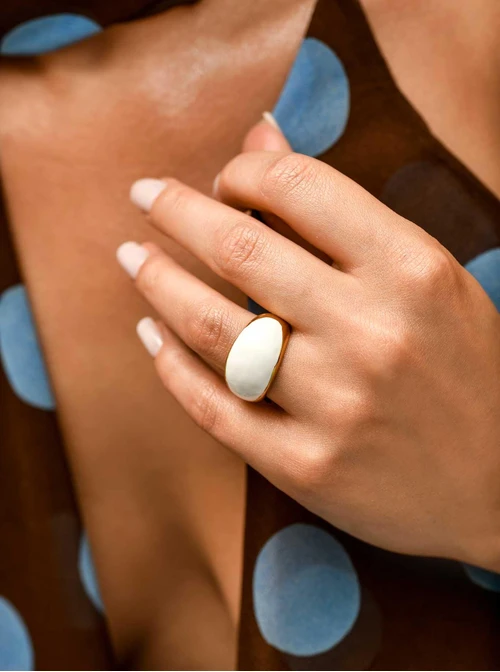 Dmuchany pierścionek z białą emalią, stal pozłacana S409921Z02