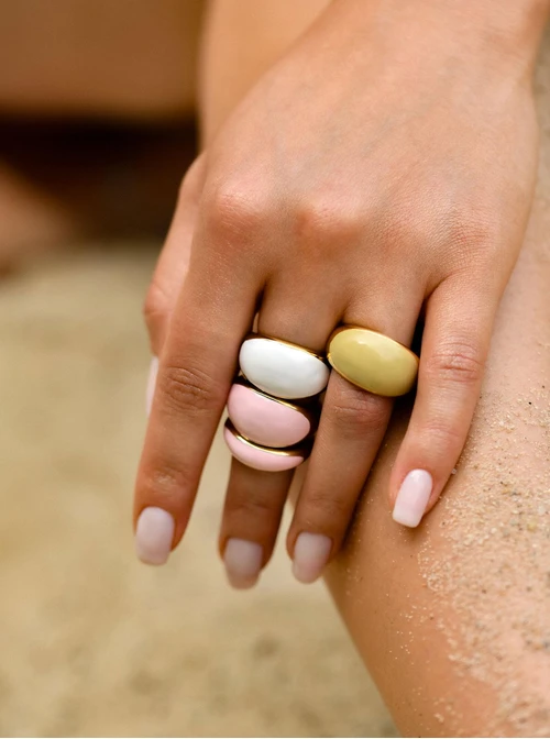 Dmuchany pierścionek z białą emalią, stal pozłacana S409921Z02