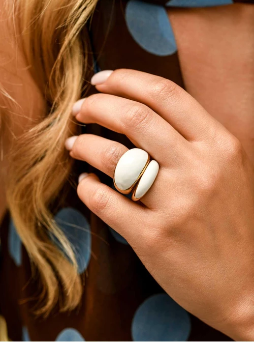 Dmuchany pierścionek z białą emalią, stal pozłacana S409921Z02