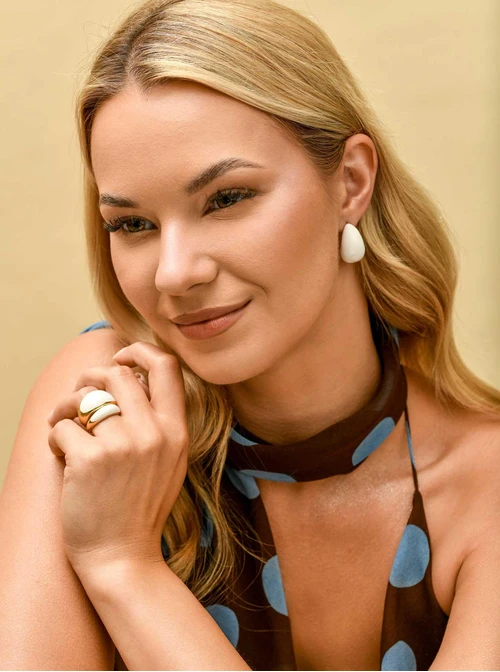 Dmuchany pierścionek z białą emalią, stal pozłacana S409921Z02