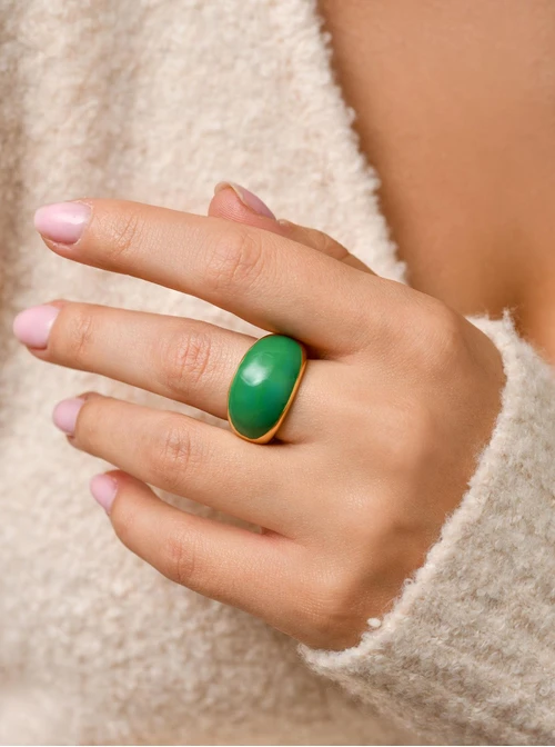 Dmuchany pierścionek z zieloną emalią, stal pozłacana S409915Z05