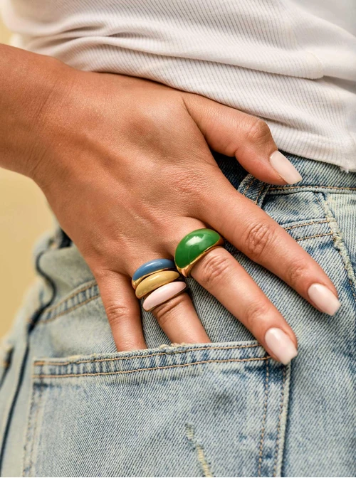 Dmuchany pierścionek z zieloną emalią, stal pozłacana S409915Z05