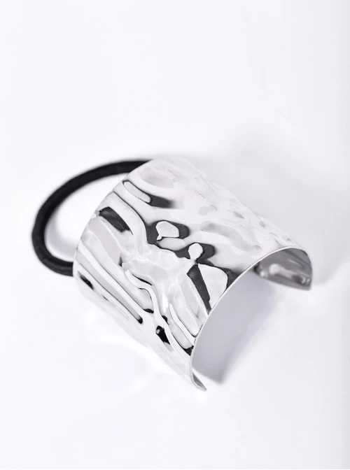 Gumka do włosów zdobiona metalowym detalem  B610019S00