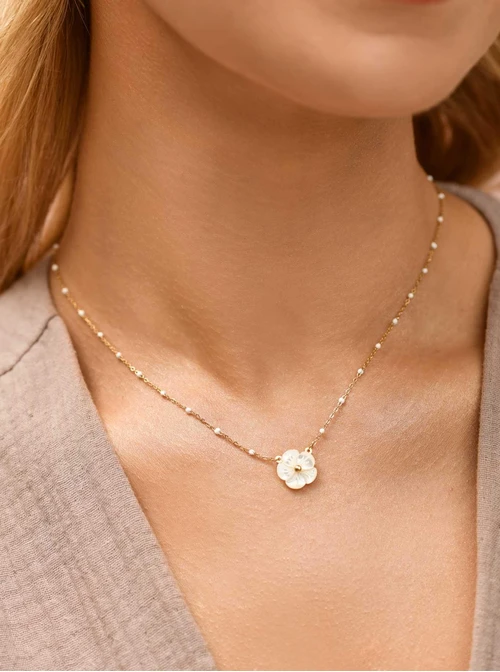 Naszyjnik biały kwiatuszek, stal pozłacana  S309679Z00