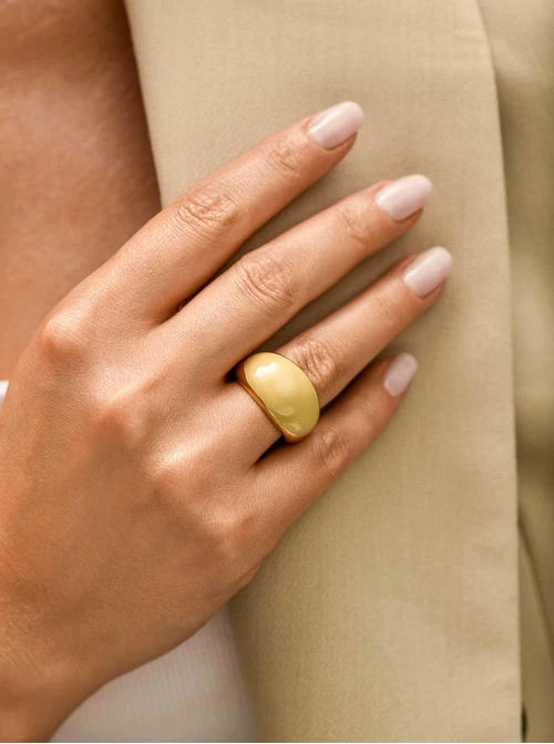 Pierścionek dmuchany z beżową emalią, stal pozłacana S409929Z15