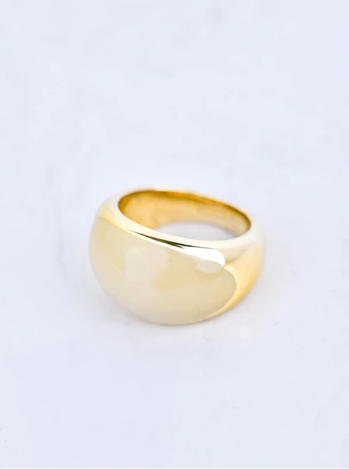 Pierścionek dmuchany z beżową emalią, stal pozłacana S409929Z15