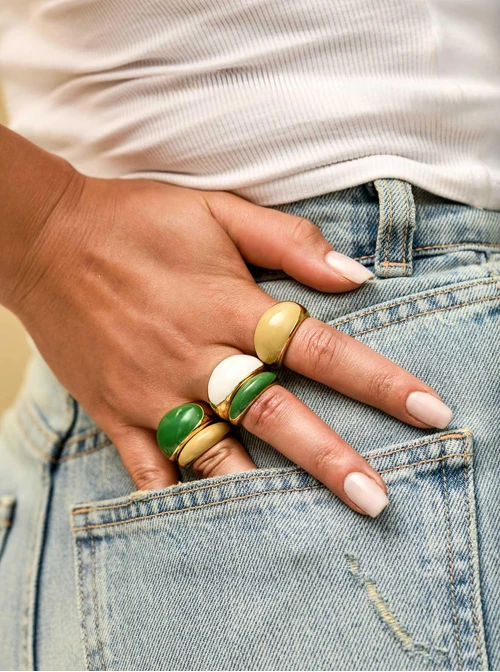 Pierścionek dmuchany z beżową emalią, stal pozłacana S409929Z15