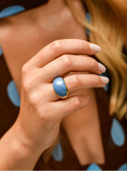 Pierścionek dmuchany z niebieską emalią, stal pozłacana S409924Z04