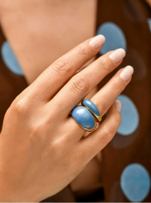 Pierścionek dmuchany z niebieską emalią, stal pozłacana S409924Z04