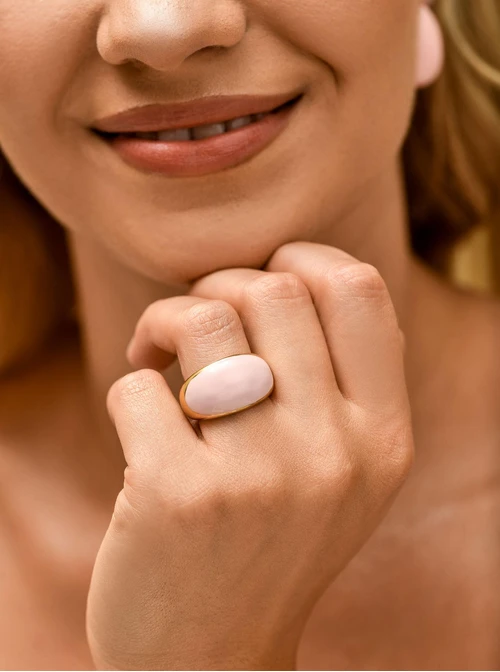 Pierścionek dmuchany z różową emalią, stal pozłacana S409918Z06