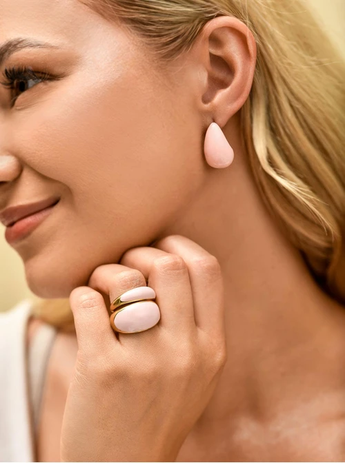 Pierścionek dmuchany z różową emalią, stal pozłacana S409918Z06