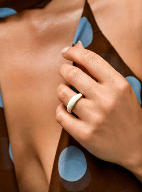 Pierścionek z białą emalią, stal pozłacana S409920Z02