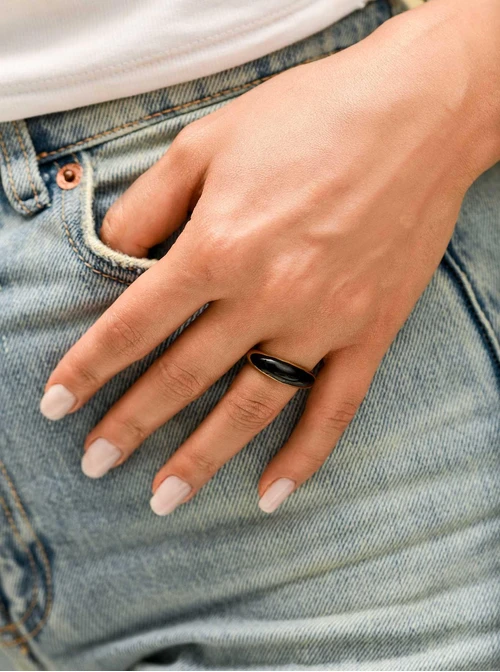 Pierścionek  z czarną emalią, stal pozłacana S409930Z01