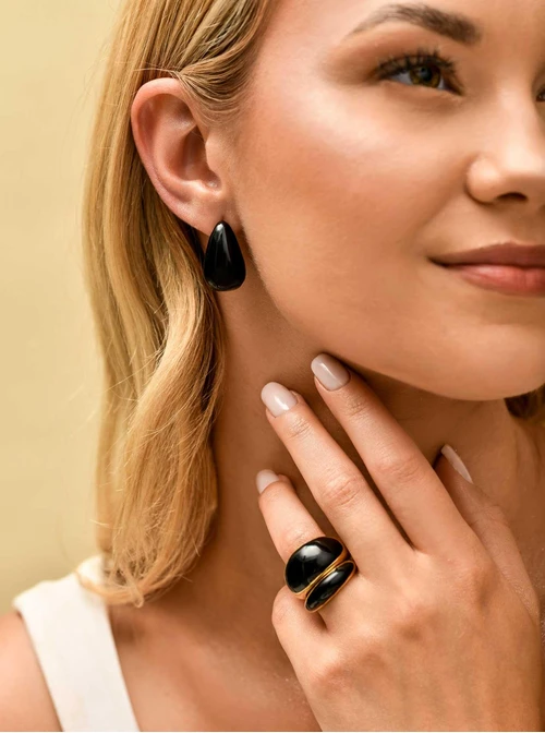 Pierścionek  z czarną emalią, stal pozłacana S409930Z01