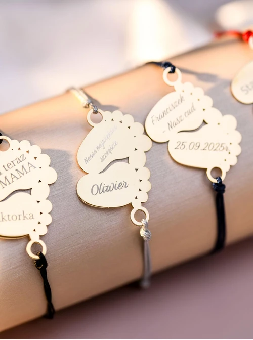 Bransoletka grawer, stópki, serduszko, stal pozłacana S108073Z-09