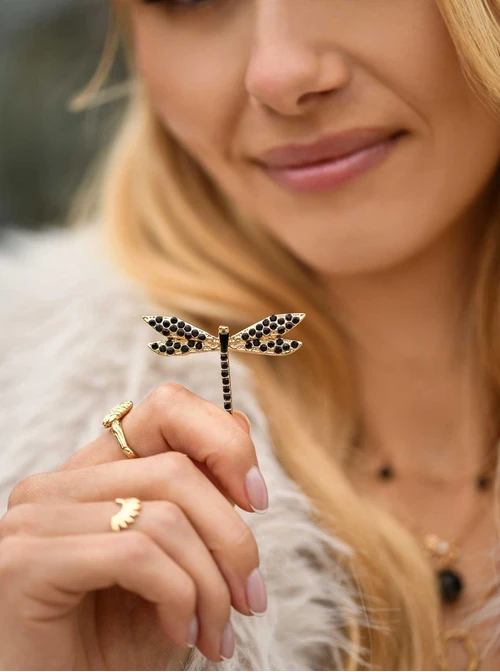 Broszka ważka, czarne kryształki B710947Z01