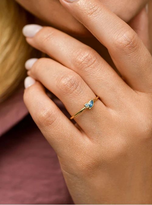 Pierścionek błękitne kryształki, stal pozłacana S410658Z04