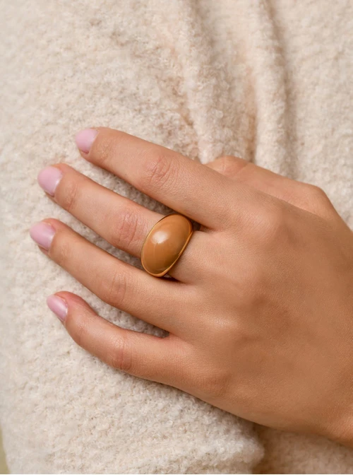 Pierścionek dmuchany z beżową emalią, stal pozłacana S410785Z15