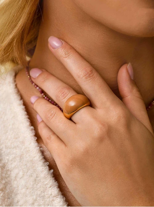 Pierścionek dmuchany z beżową emalią, stal pozłacana S410785Z15